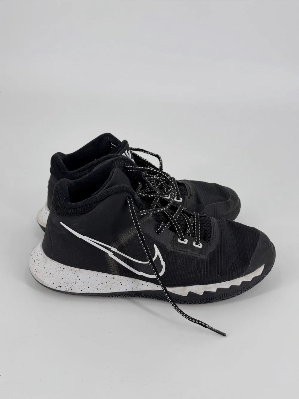 Nike Kyrie Flytrap 4 Basketball Shoes Black Size 5.5 Youth